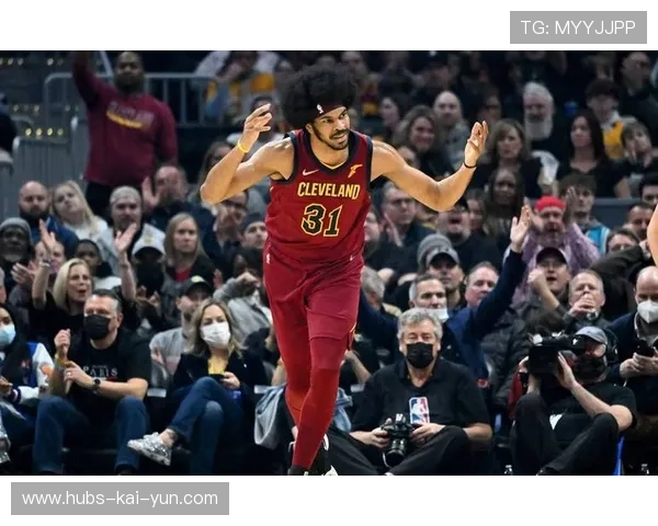 米切尔突入内线轻推上篮得手,骑士掌声雷动 米切尔突入内线轻推上篮得手,骑士掌声雷动