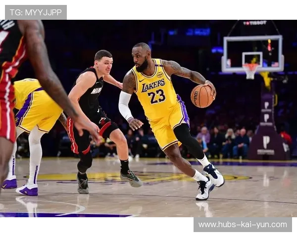 湖人对热火首节天赐演出：海斯神准三分，布朗尼空接暴扣燃爆全场